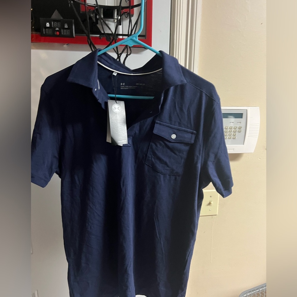 Under Armourl loose/coupe shirt with the collar